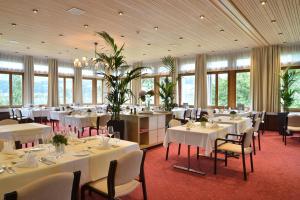 Restaurace v ubytování Hotel Kurhaus am Sarnersee