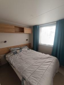 Postel nebo postele na pokoji v ubytování Mobil home 55 -8 personnes