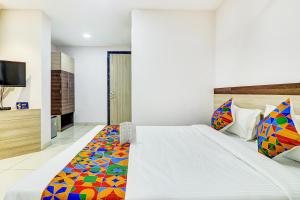 Postel nebo postele na pokoji v ubytování FabHotel Meera Palace