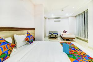 Postel nebo postele na pokoji v ubytování FabHotel Meera Palace