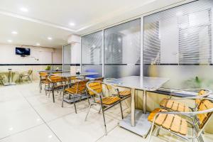 TV a/nebo společenská místnost v ubytování FabHotel Meera Palace