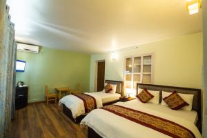 Postel nebo postele na pokoji v ubytování Hotel Harmony & Little Bites Bistro