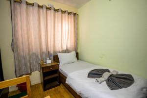Postel nebo postele na pokoji v ubytování Hotel Harmony & Little Bites Bistro