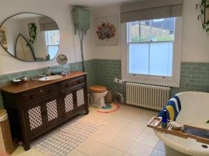 Fotografija u galeriji objekta Pass the Keys Snuggy home in the heart of Chiswick u Londonu