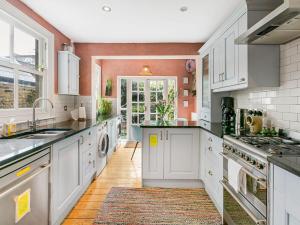 Fotografija u galeriji objekta Pass the Keys Snuggy home in the heart of Chiswick u Londonu