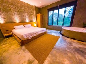 R resident resort客房内的一张或多张床位