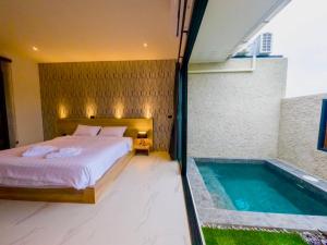R resident resort内部或周边的泳池