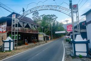 an empty street with an arch in a town at RedDoorz at Mayang Garini 2 Borobudur in Magelang