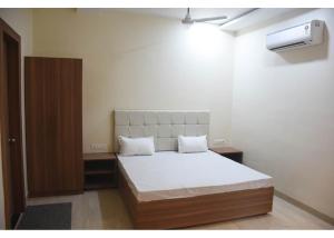 1 dormitorio con 1 cama grande y aire acondicionado en Bharat Milap Homestay- A Sonawala Unit, en Varanasi 3 fotos más