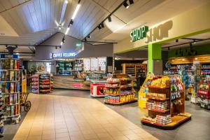 Supermarket nebo jiné obchody v  motelu nebo okolí