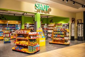 Supermarket nebo jiné obchody v  motelu nebo okolí