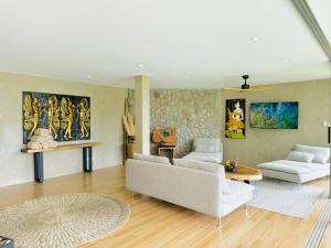 Posezení v ubytování Lovely Villa, 2 Bedrooms & 1 Studio Room, Koh Samui