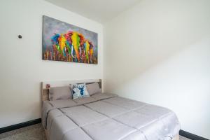 une chambre avec un lit et un tableau au mur dans l'établissement Pool Villa 3 Bedrooms, Closeby Patong, Chic and Quiet, à Ban Thung Thong 24 autres photos