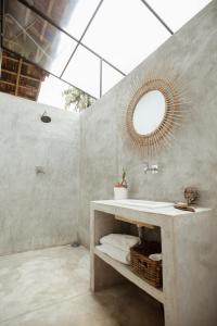Ένα μπάνιο στο The Artist's Cottage Garden View Suite