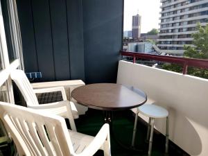- Balcón con mesa pequeña y sillas en 2 Zimmer für 3-4 Person , Klima, Parkplatz, en Mülheim an der Ruhr