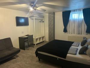 TV a/nebo společenská místnost v ubytování Mikroapartments Klarenthal + 10 fotografií