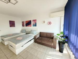 Una habitación con dos camas y un sofá. en 2 Zimmer für 3-4 Person , Klima, Parkplatz, en Mülheim an der Ruhr 9 fotos más