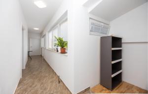un pasillo con una pared blanca y un armario negro en Cozy Apartment In Donji Vinjani, en Donji Vinjani