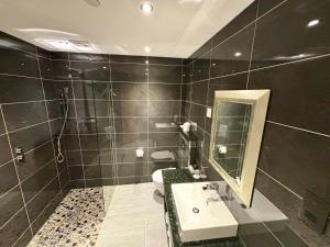 a bathroom with a sink and a mirror at Halvard Hotel in Douglas