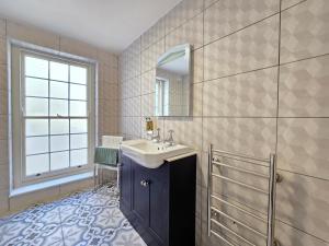 a bathroom with a sink and a mirror at Two bedroom flat in Cardiff Bay with roof terrace in Cardiff