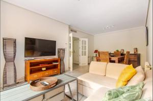 A television and/or entertainment centre at Arruzafa Home