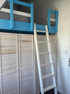 Poschodová posteľ alebo postele v izbe v ubytovaní VILLA LA PLAGE