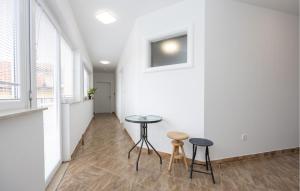 un pasillo con dos mesas y dos taburetes en Cozy Apartment In Donji Vinjani, en Donji Vinjani 9 fotos más