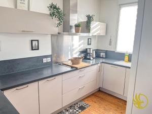 Kuchyň nebo kuchyňský kout v ubytování Duplex Élégant et Spacieux