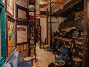 Ein Sitzbereich in der Unterkunft House of Tugu, Old Town Jakarta