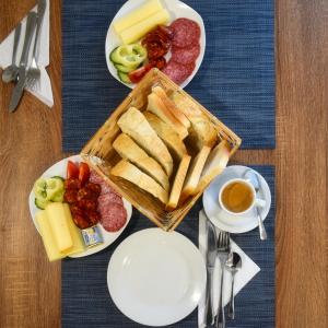 Jedlo v ubytovaní bed & breakfast alebo blízkom okolí
