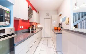 Kuchyň nebo kuchyňský kout v ubytování Cozy Home In Nantes With Wifi