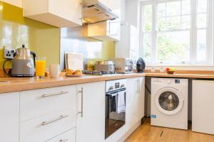 Dapur atau dapur kecil di Kingsway Square by Tŷ SA