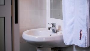 Koupelna v ubytování Melvic Hotel + 37 fotografií