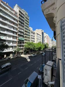 vista su una strada di città con edifici alti di Recoleta 680 a Buenos Aires