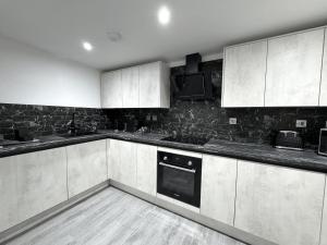 Η κουζίνα ή μικρή κουζίνα στο PE2 - 2 Bed 2 Bath - Self Check-In - Free Wifi - Off Road Parking