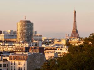 Widok na miasto Issy-les-Moulineaux z tego hotelu