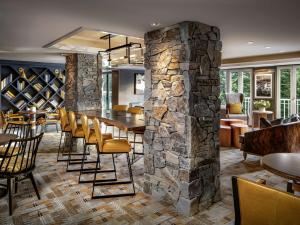 Uma área de estar em Fairmont Chateau Whistler