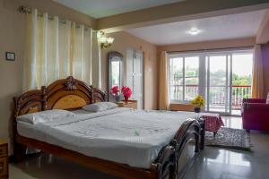 Postel nebo postele na pokoji v ubytování Vijaya Deepa Guest House by LexStays