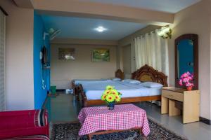 Postel nebo postele na pokoji v ubytování Vijaya Deepa Guest House by LexStays
