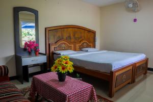 Postel nebo postele na pokoji v ubytování Vijaya Deepa Guest House by LexStays