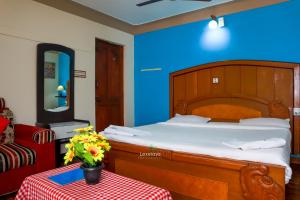 Postel nebo postele na pokoji v ubytování Vijaya Deepa Guest House by LexStays