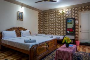 Postel nebo postele na pokoji v ubytování Vijaya Deepa Guest House by LexStays