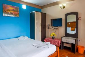 Postel nebo postele na pokoji v ubytování Vijaya Deepa Guest House by LexStays