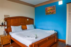 Postel nebo postele na pokoji v ubytování Vijaya Deepa Guest House by LexStays