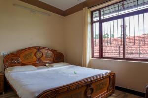 Postel nebo postele na pokoji v ubytování Vijaya Deepa Guest House by LexStays