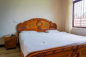 Postel nebo postele na pokoji v ubytování Vijaya Deepa Guest House by LexStays