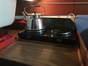 a tea kettle sitting on top of a stove at Båten Josefin Grebbestad Gästhamn in Grebbestad