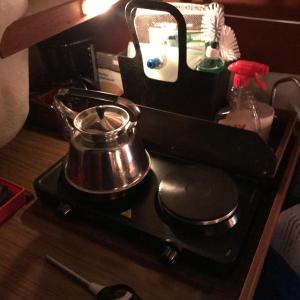 グレベスタッドにあるBåten Josefin Grebbestad Gästhamnのストーブの上に置かれたティーポット