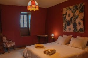 a bedroom with a bed with two towels on it at Les Jardins de la Beylie - Chambre d'hôtes in Preyssac-dʼAgonac +11 photos