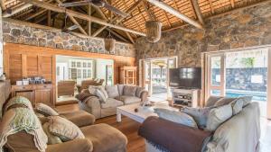 Posezení v ubytování Magnificent Waterfront Villa